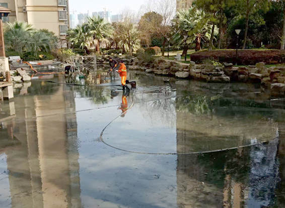 南郊景观池淤泥清理