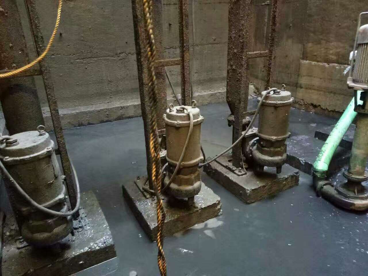 南郊污水池清理