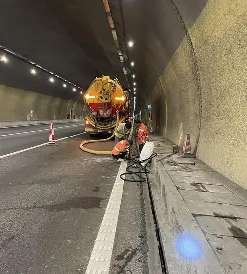 南郊隧道排水渠清淤